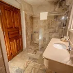 Osmanbey Cave House מלון
